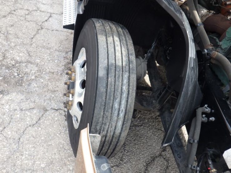 2022-volvo-vnl300-image-26