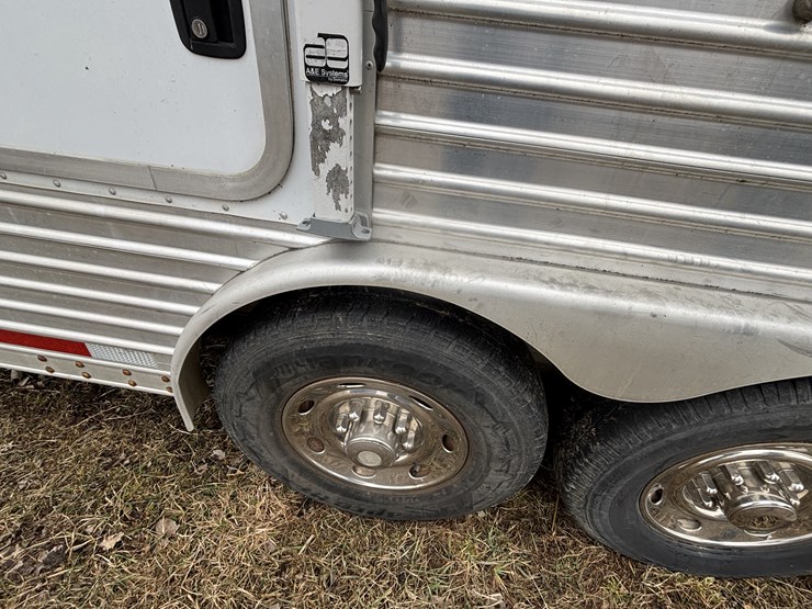 #1075-•-2005-featherlite-(4)-horse-slant-load-trailer-with-living-quarters-(nelson,-wi)-(has-wi-title)-image-6