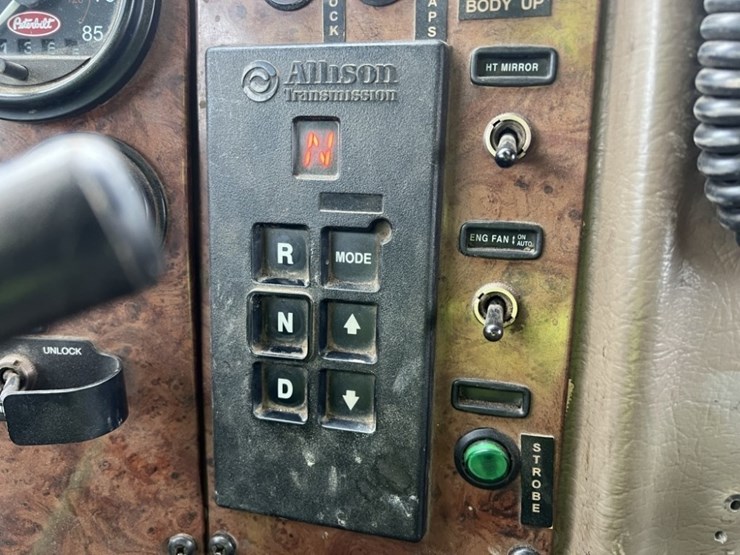 2004-peterbilt-330-image-26