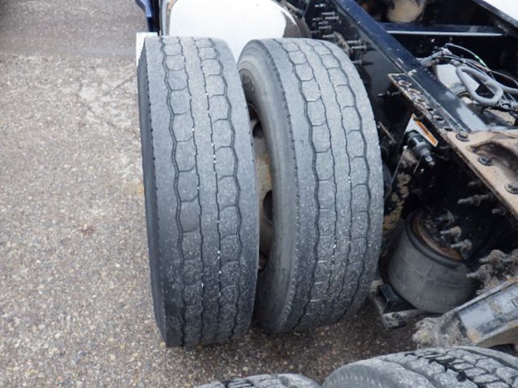 2018-volvo-vnl300-image-14