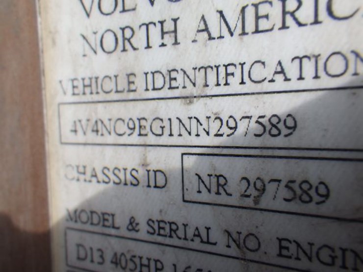 2022-volvo-vnl300-image-22