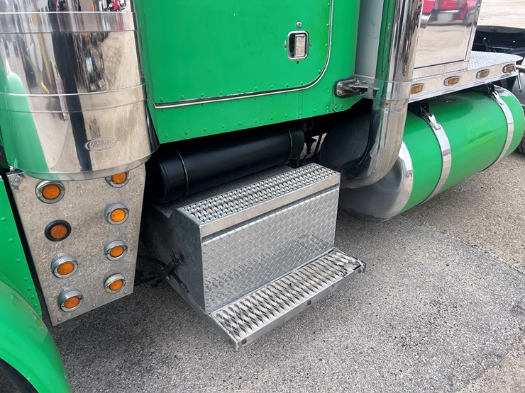 1999-peterbilt-379-image-11