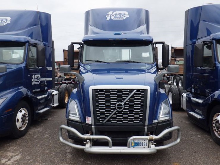 2018-volvo-vnl300-image-2