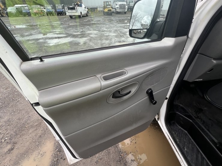 2004-ford-e250-image-26