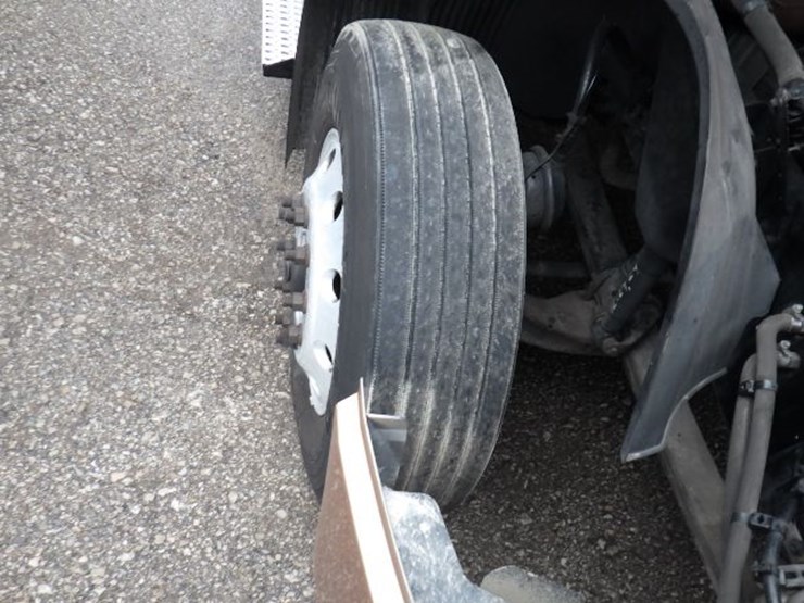 2022-volvo-vnl300-image-24