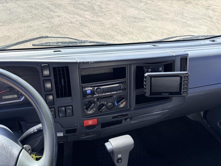 2015-isuzu-nrr-image-17