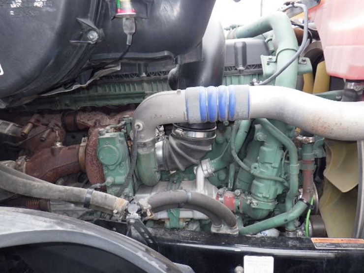 2018-volvo-vnl300-image-26