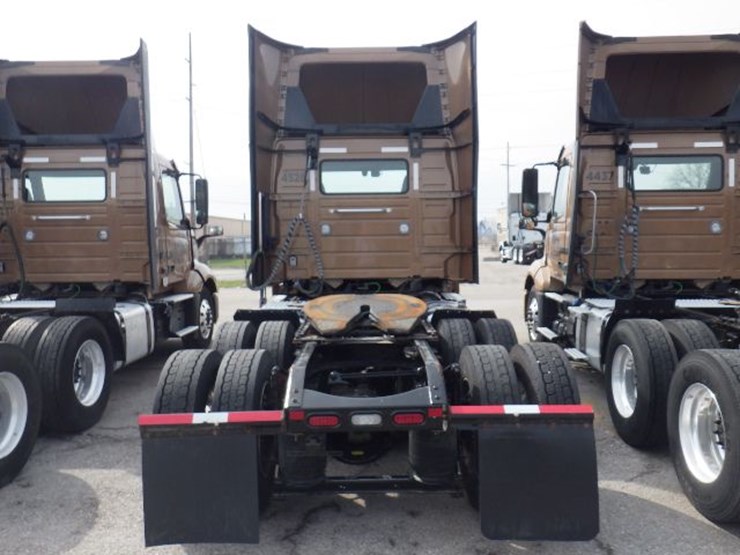 2022-volvo-vnl300-image-14