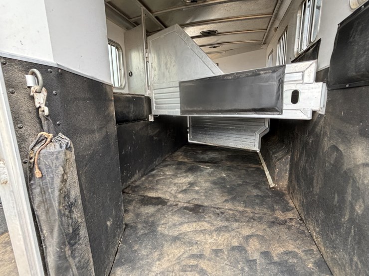 #1075-•-2005-featherlite-(4)-horse-slant-load-trailer-with-living-quarters-(nelson,-wi)-(has-wi-title)-image-27