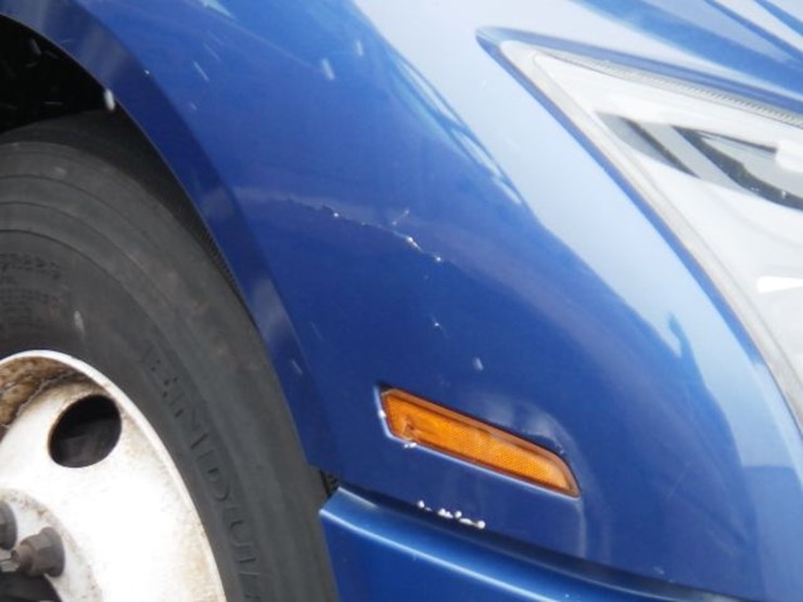 2020-volvo-vnl300-image-5