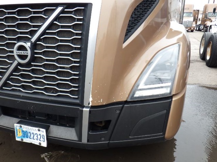 2019-volvo-vnl300-image-2