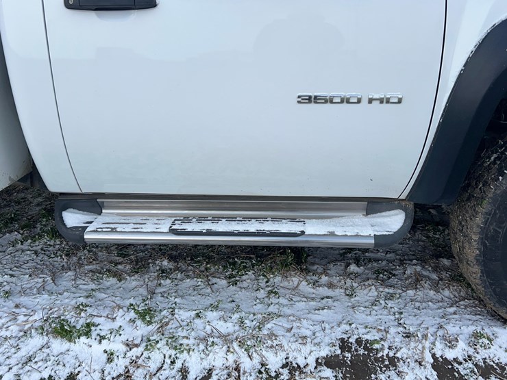 2011-chevrolet-3500hd-image-16