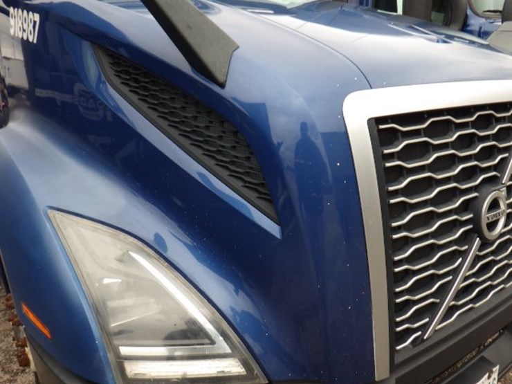 2018-volvo-vnl300-image-4