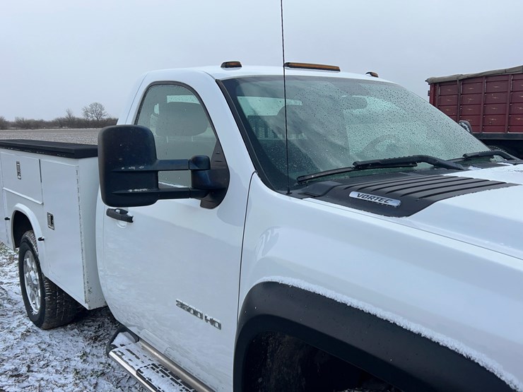 2011-chevrolet-3500hd-image-13