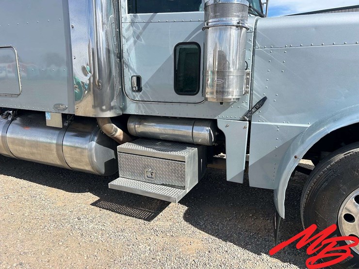2007-peterbilt-379-image-12