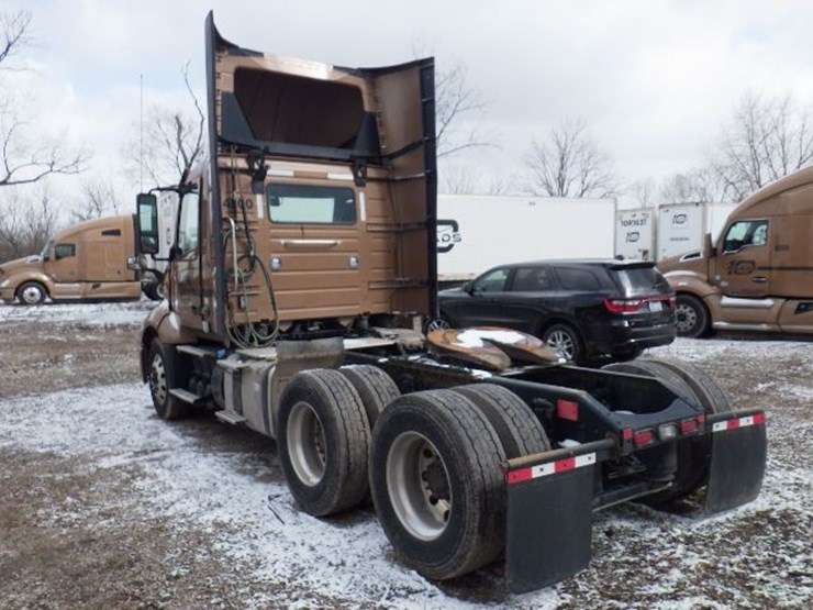 2022-volvo-vnl300-image-14