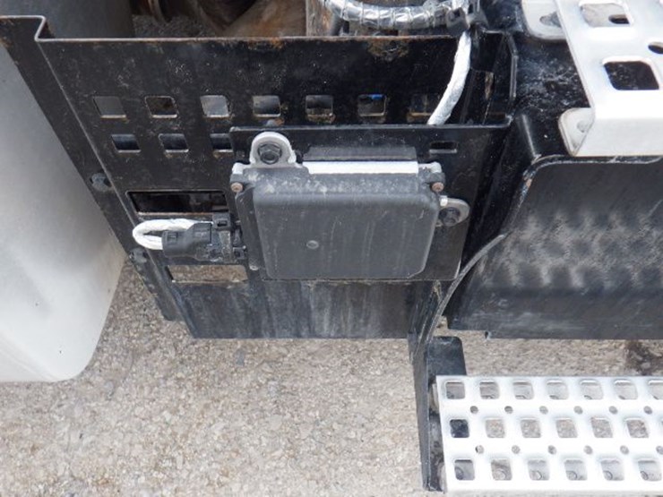 2022-volvo-vnl300-image-7