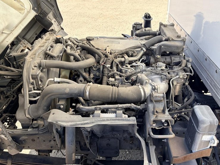 2017-isuzu-nrr-image-12