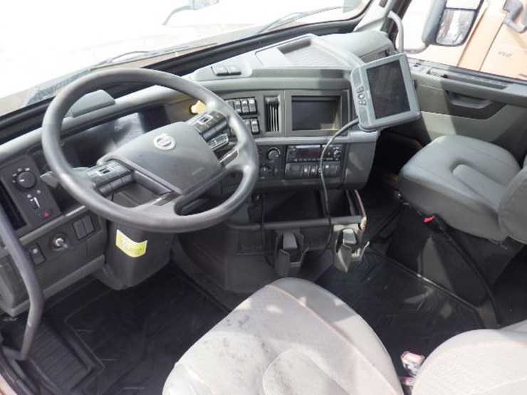2022-volvo-vnl300-image-19
