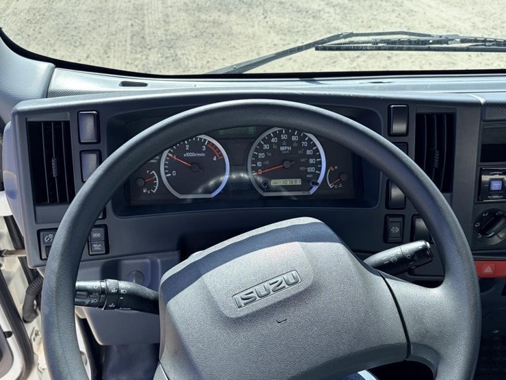 2017-isuzu-nrr-image-19