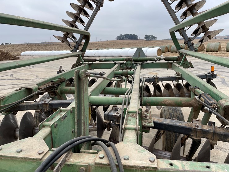 john-deere-230-image-11