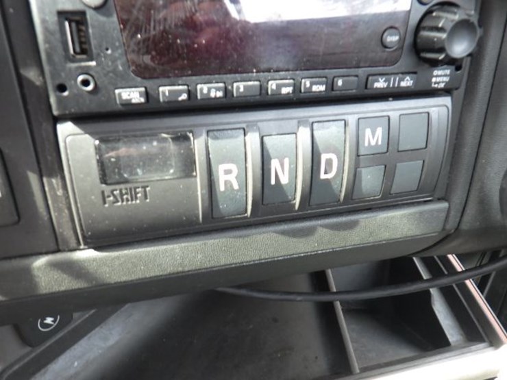 2022-volvo-vnl300-image-22