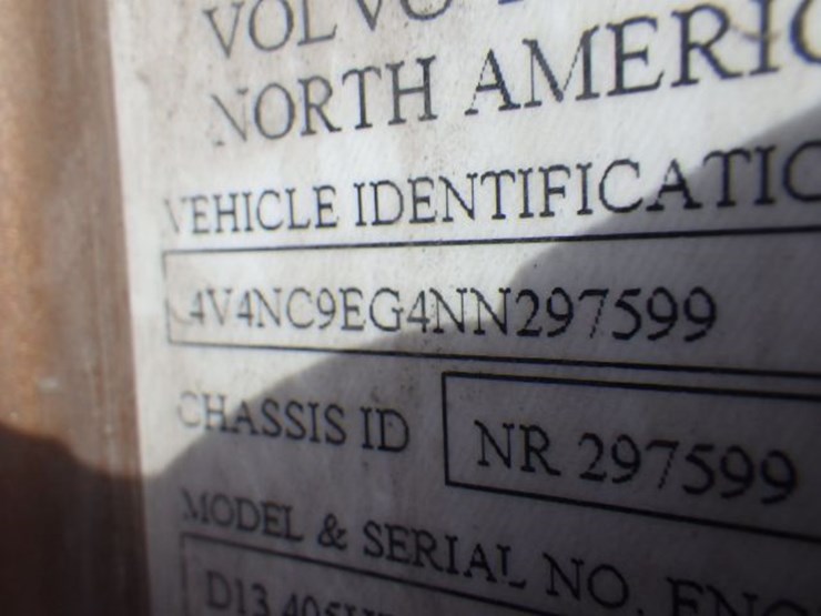 2022-volvo-vnl300-image-23