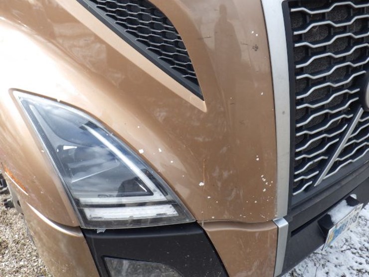 2022-volvo-vnl300-image-5