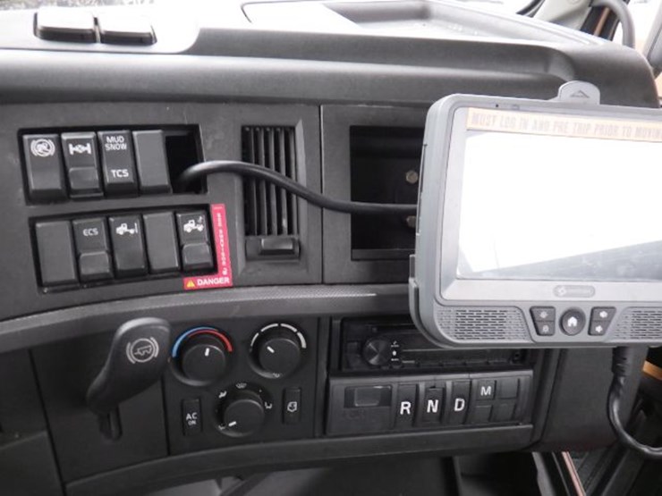 2019-volvo-vnl300-image-20