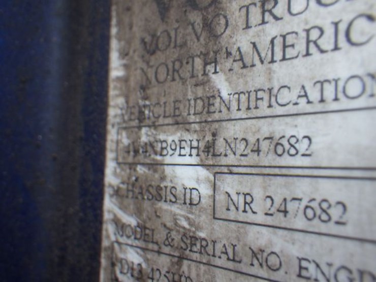 2020-volvo-vnl300-image-19