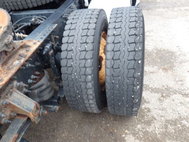 2018-volvo-vnl300-image-5