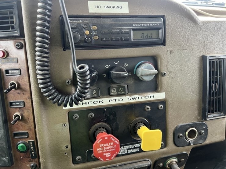 2004-peterbilt-330-image-27