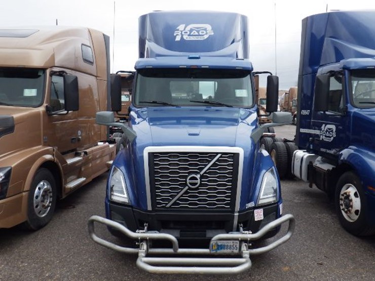 2019-volvo-vnl300-image-2