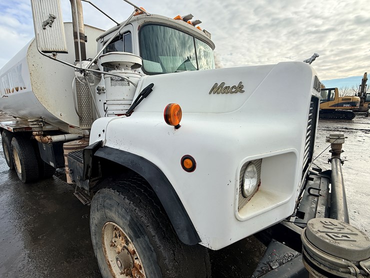 1988-mack-dm690s-image-40