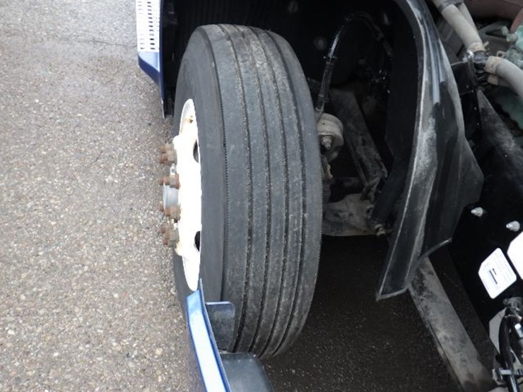 2019-volvo-vnl300-image-24