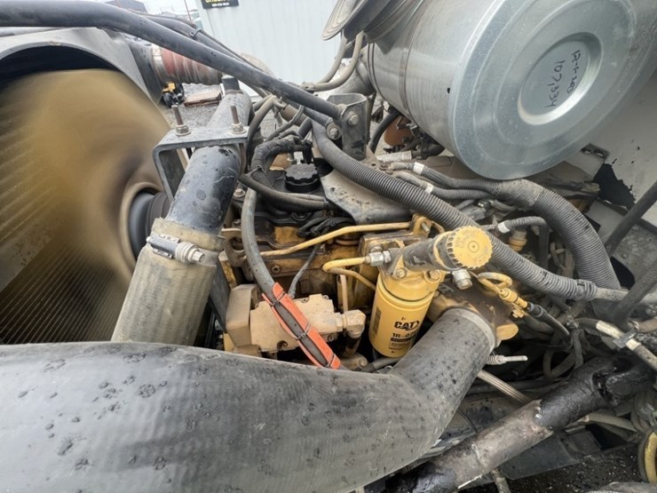 2004-peterbilt-330-image-11