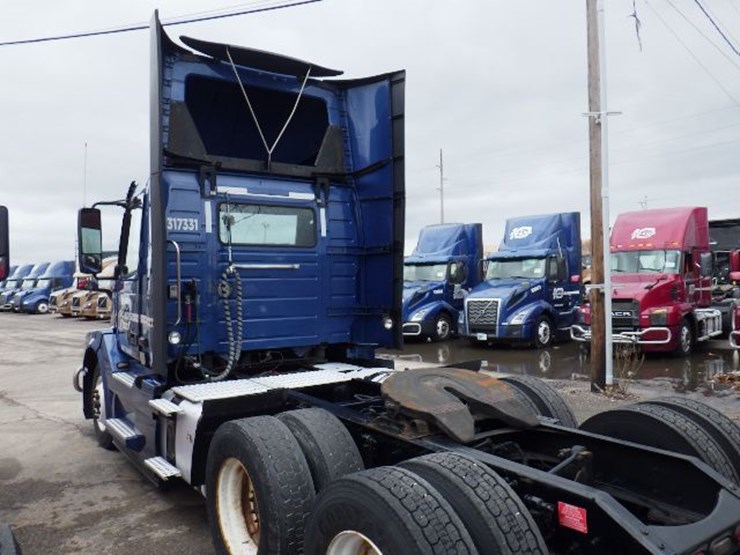 2017-volvo-vnl300-image-11