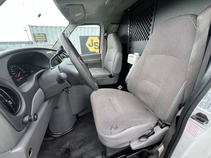 2004-ford-e250-image-25