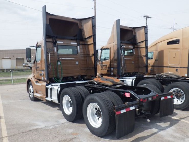 2023-volvo-vnl300-image-9