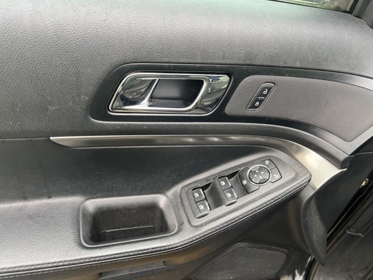 2016-ford-explorer-image-25