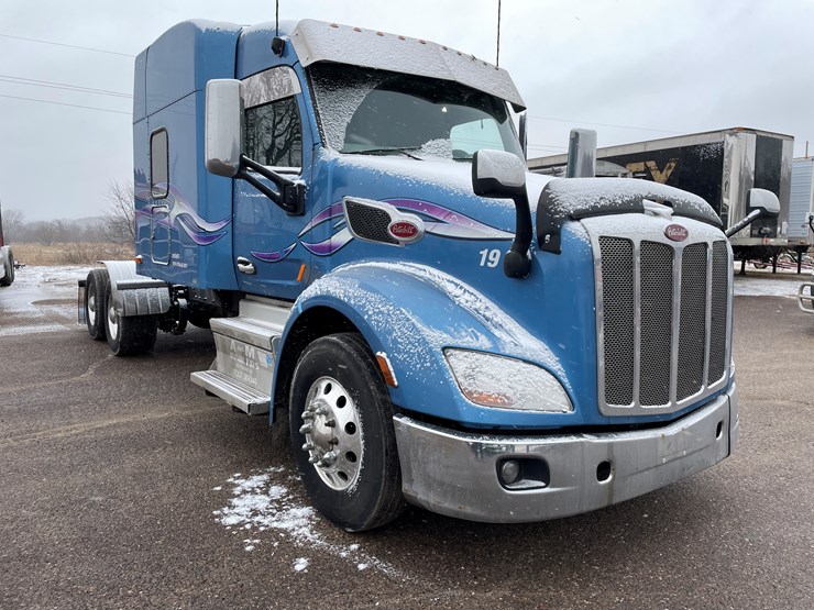 2019-peterbilt-579-image-3