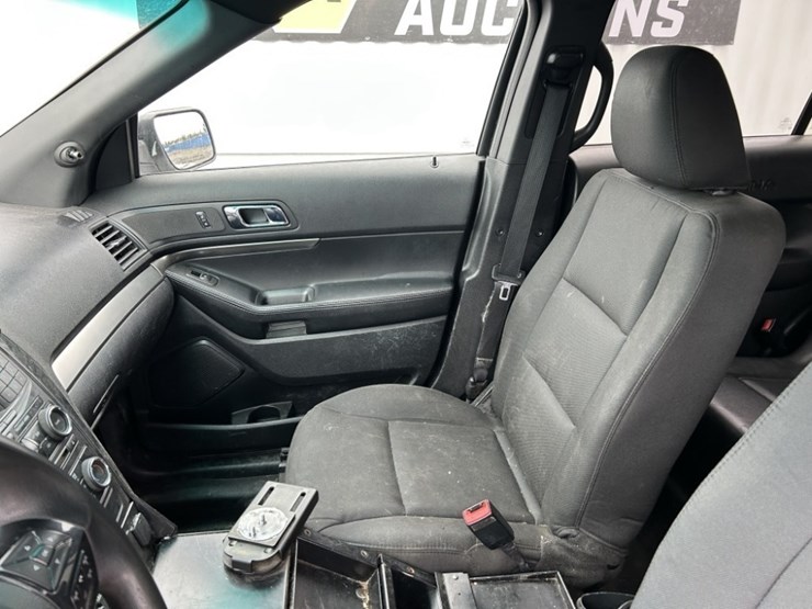 2016-ford-explorer-image-12