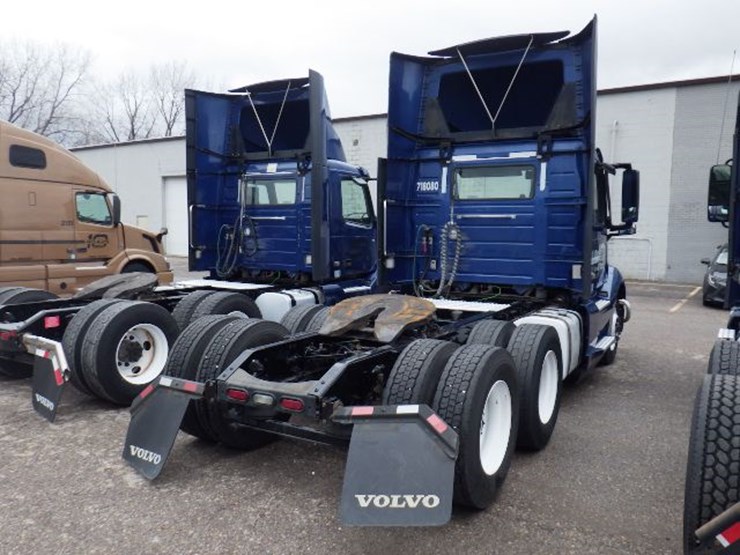 2018-volvo-vnl300-image-8