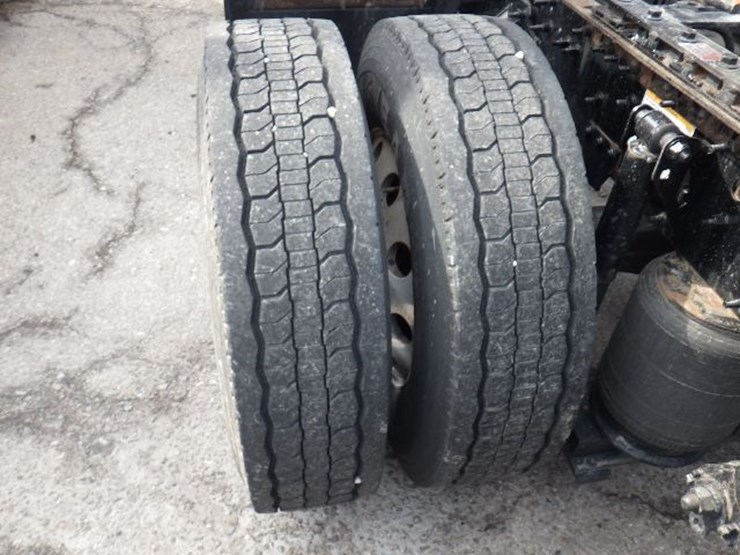 2022-volvo-vnl300-image-15