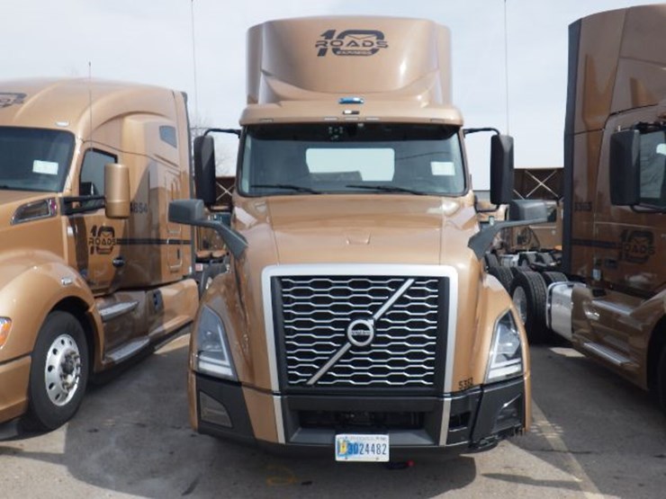 2023-volvo-vnl300-image-3