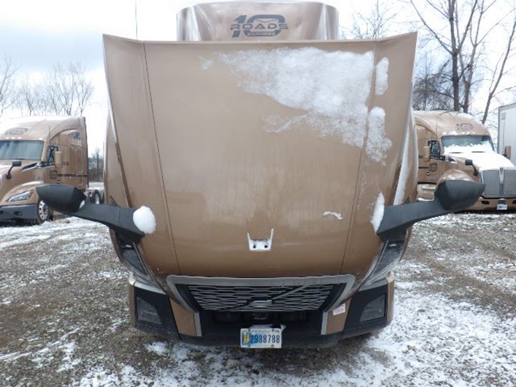 2022-volvo-vnl300-image-23