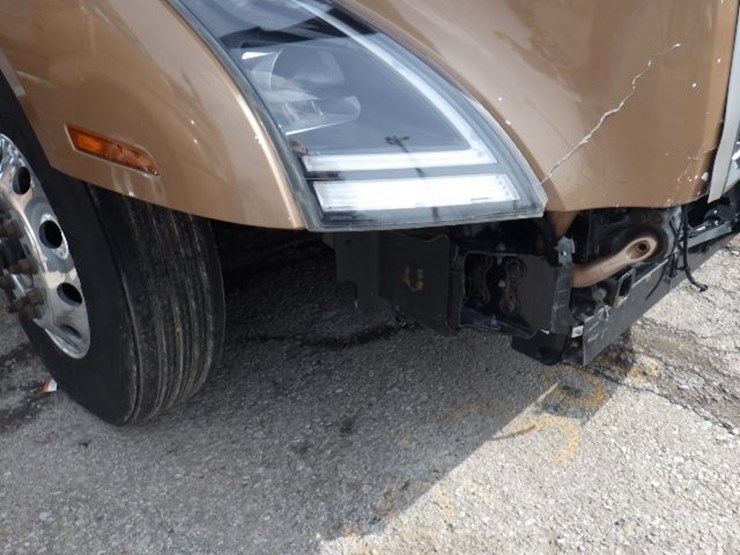 2022-volvo-vnl300-image-7