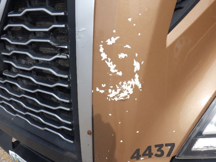 2022-volvo-vnl300-image-2