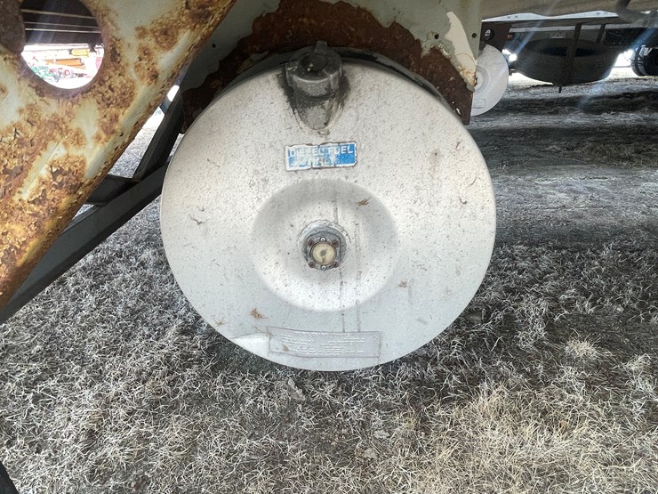 1999-utility-53'-image-25