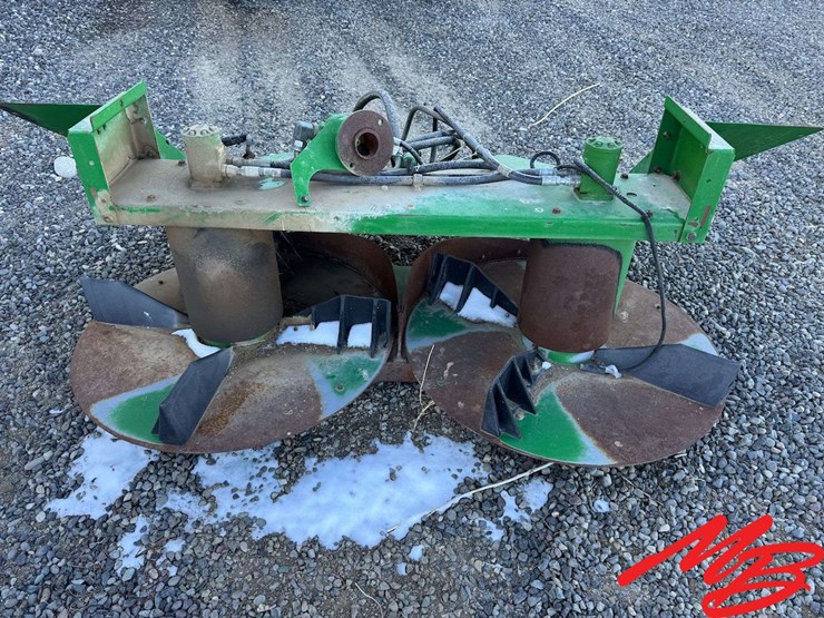 straw-spreader-off-john-deere-9670-combine-image-2